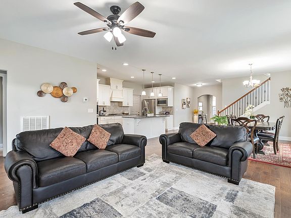 3rd image of 3024 Singing Creek Dr