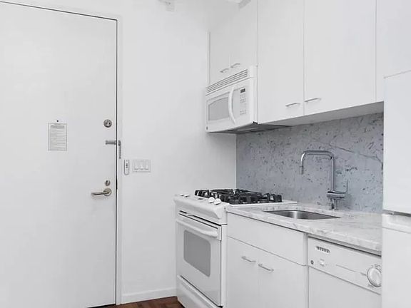 3rd image of 250 E 54th St APT 16B