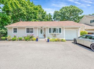 1050 Park Ave, Huntington, NY 11743