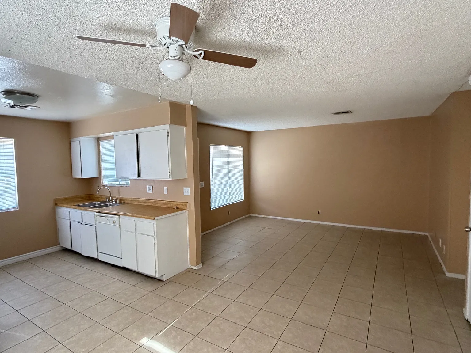 2 bed, 872 sqft, $1,050 — Photo 2