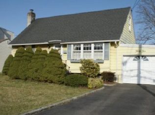32 Arlyn Dr E, Massapequa, NY 11758