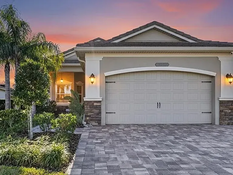 30724 Lindentree Dr — Photo 1