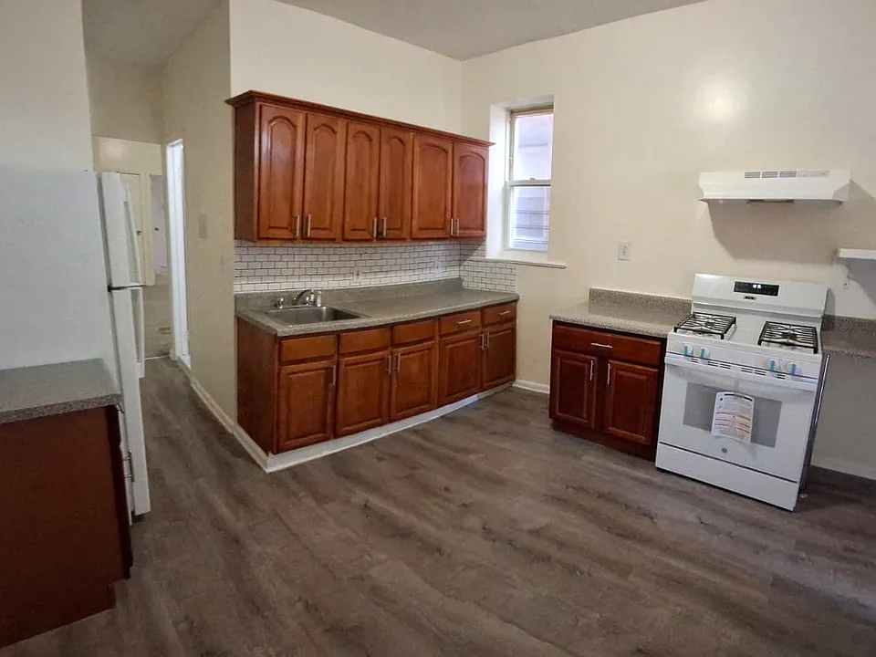 EIK with hallway leading to LR