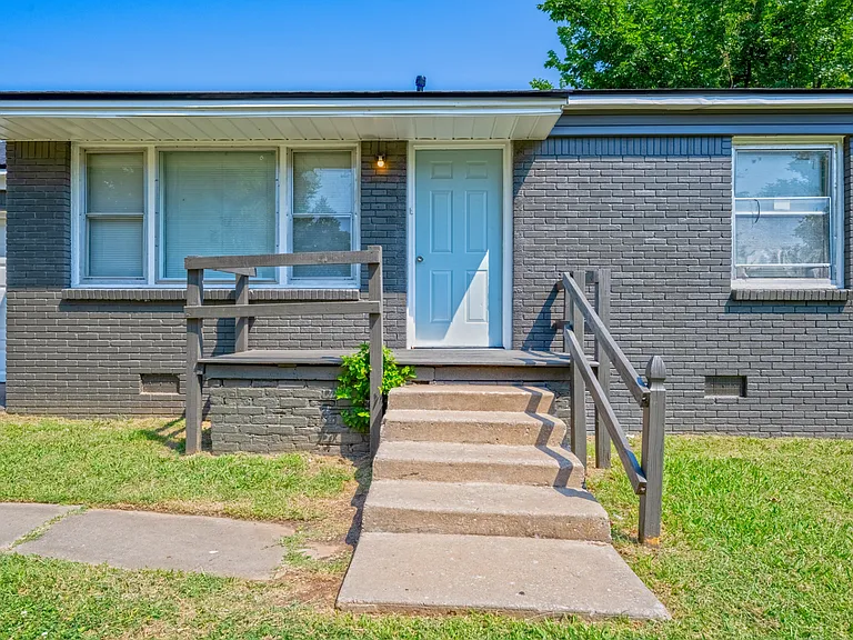 511 E Grumman Dr — Photo 4