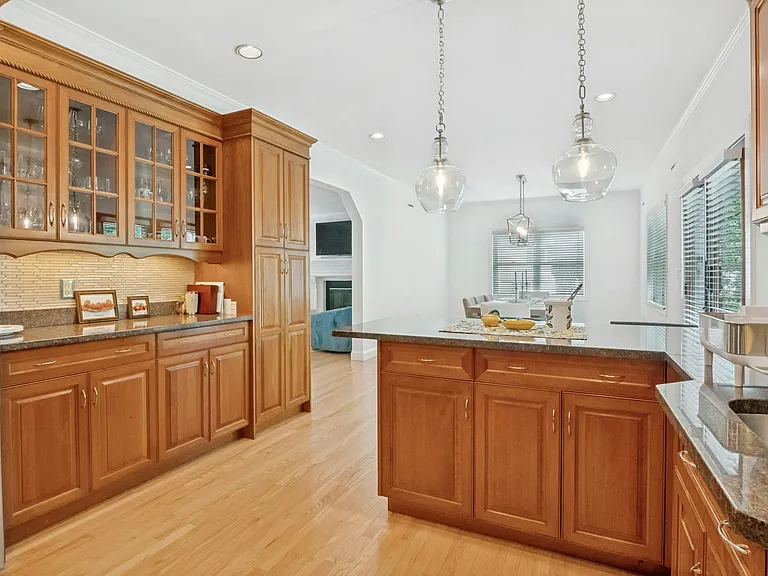 575 Washington Ave — Photo 17