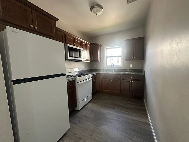 96 Wellington St #2 — Photo 5