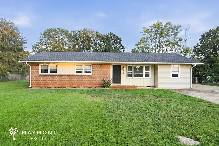 3 bed, 1.5 bath, 1453 sqft, $1,695 — Photo 1