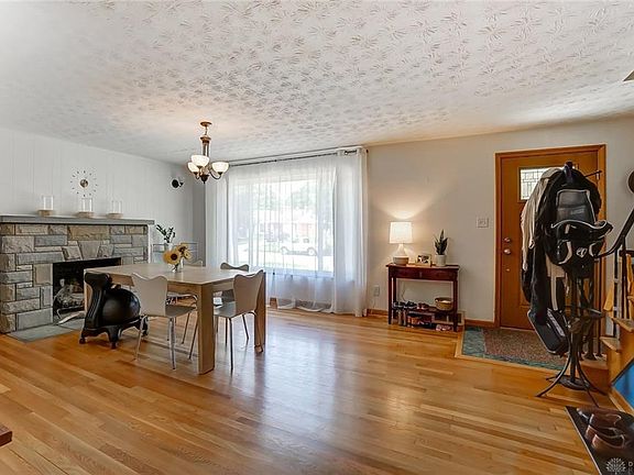 3rd image of 932 Larriwood Ave
