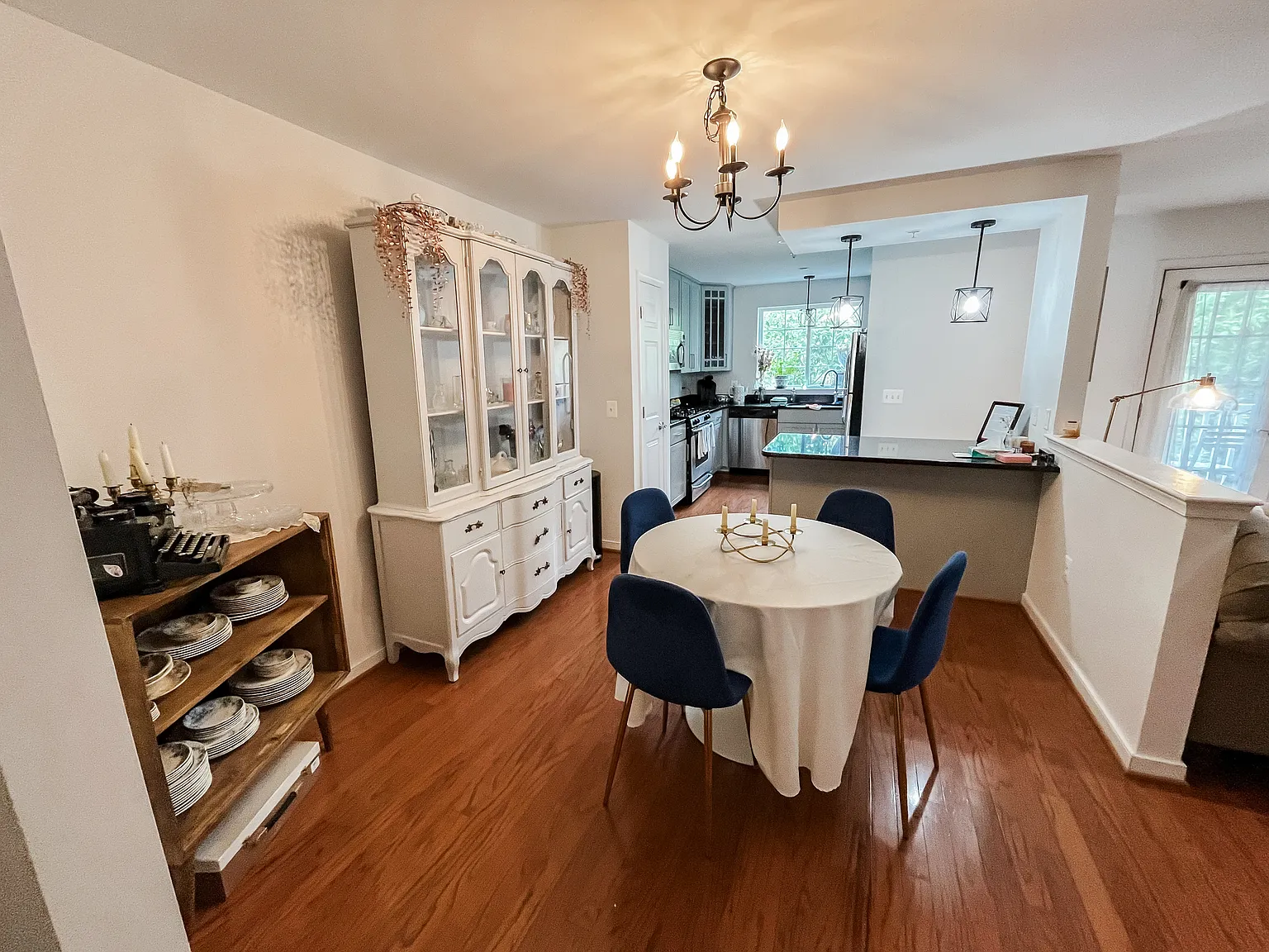 1 bed, 851 sqft, $2,400 — Photo 1
