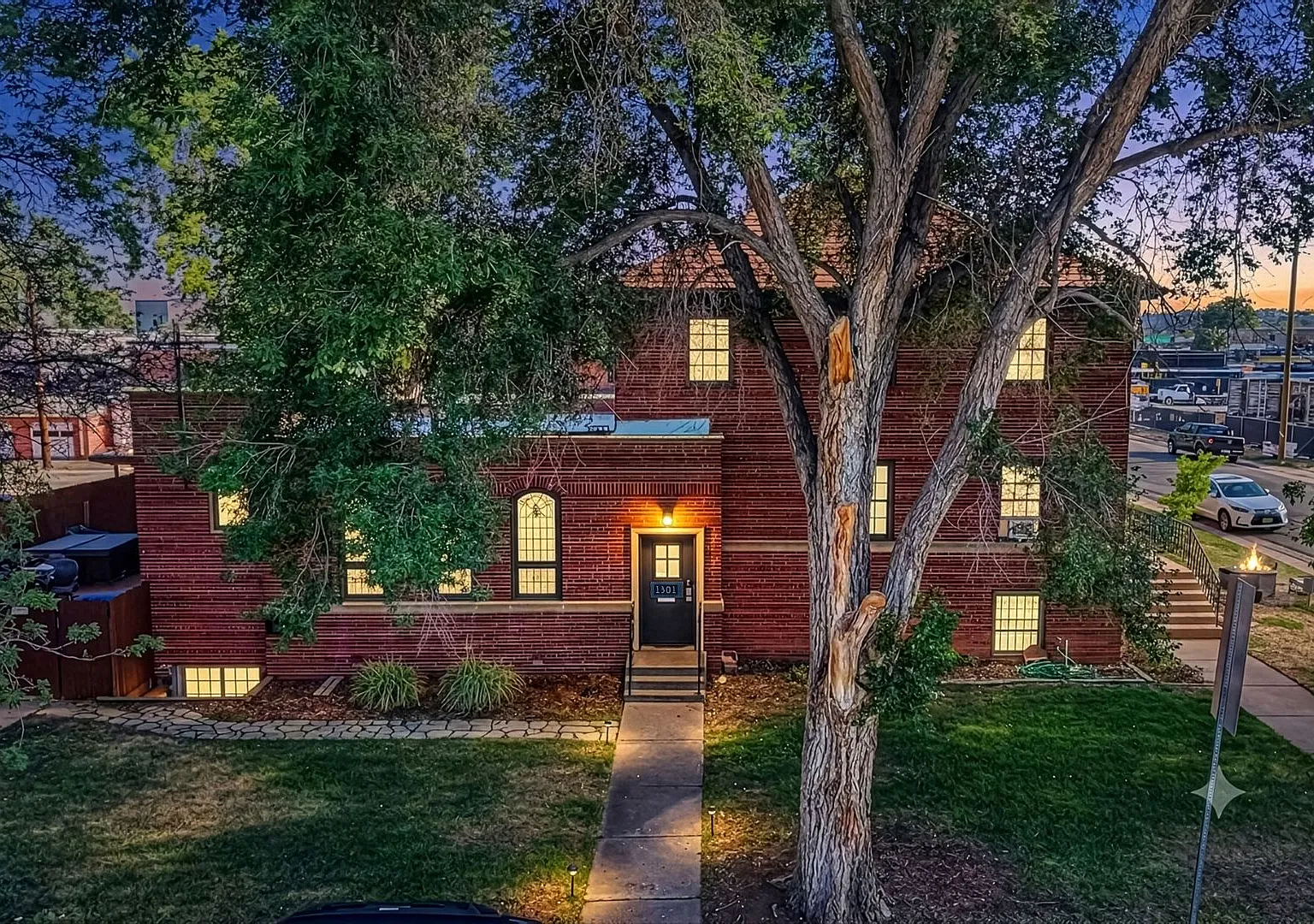 HUGE Spacious 3bd/2bth Full Top Floor Unit, In unit Laundry Available Now — Photo 3