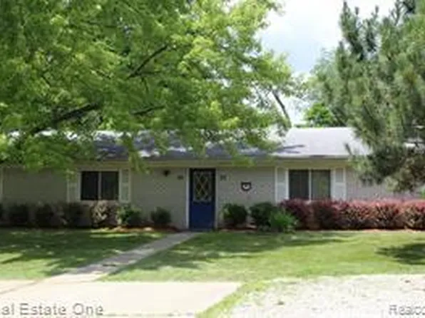 37 Maplecrest Dr, Howell, MI 48843