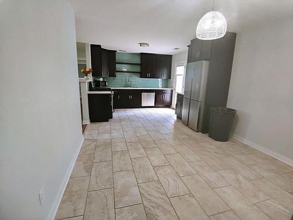 5th image of 421 Surrey Dr