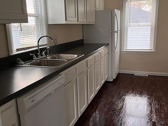 4th image of 848 Lawrence Ave