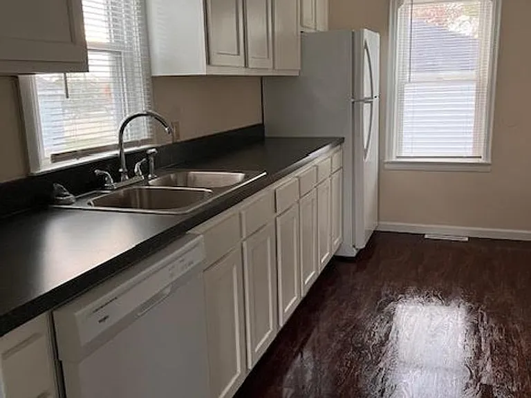 848 Lawrence Ave — Photo 4