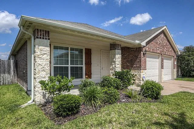 4 bed, 2.0 bath, 2070 sqft, $2,150 — Photo 2