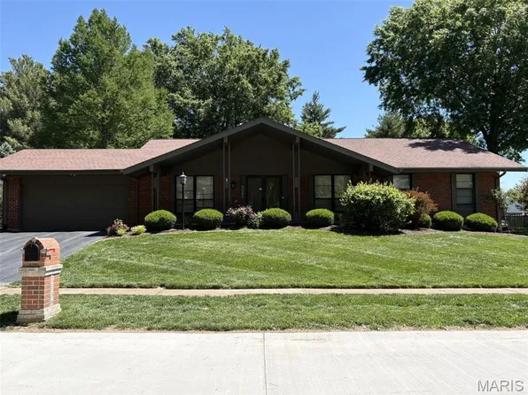 1538 Woodroyal West Dr, Chesterfield, MO 63017