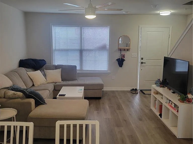 326 E Frankford St — Photo 4