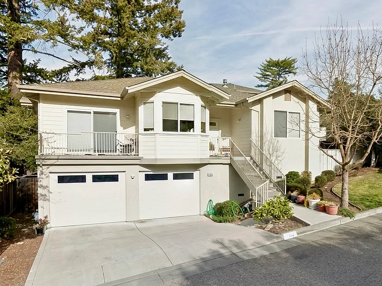 105 Kelly Way — Photo 1