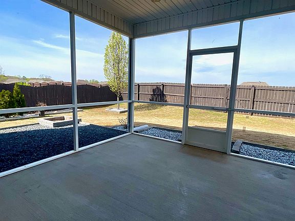 5th image of 105 Viewmont Dr