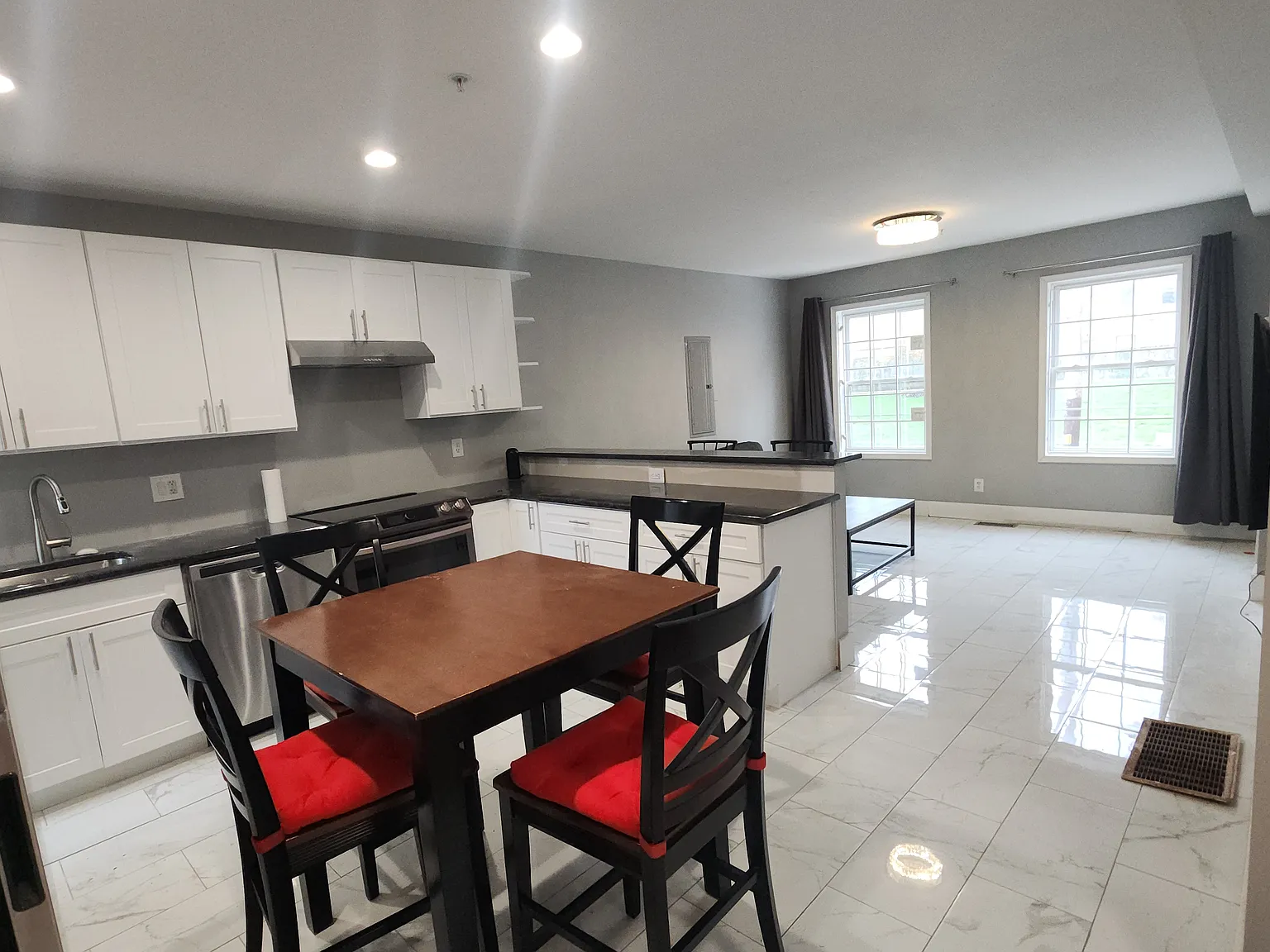 8 bed, 3000 sqft, $4,200 — Photo 2