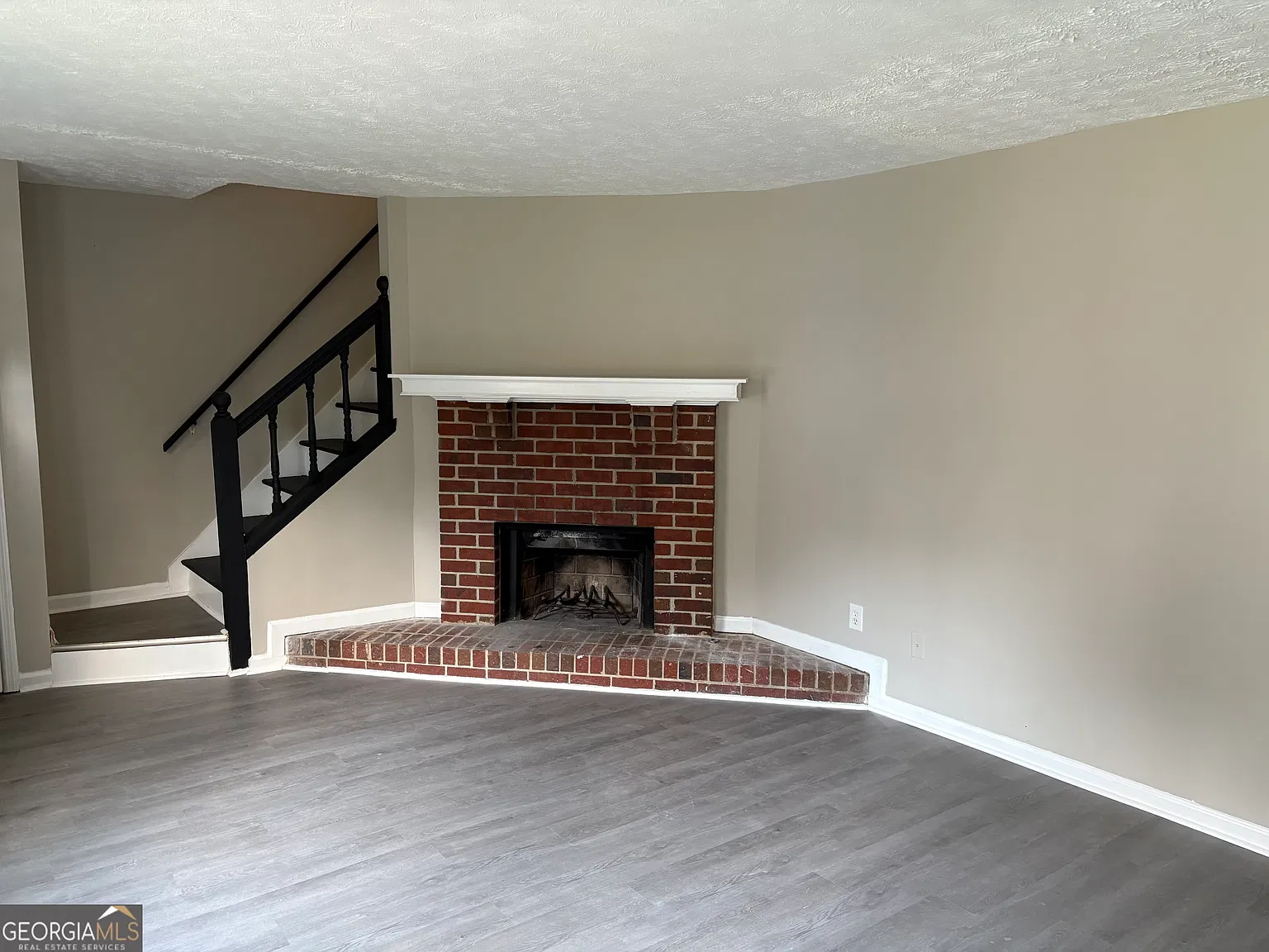 4 bed, 3.5 bath, 2090 sqft, $2,400 — Photo 3