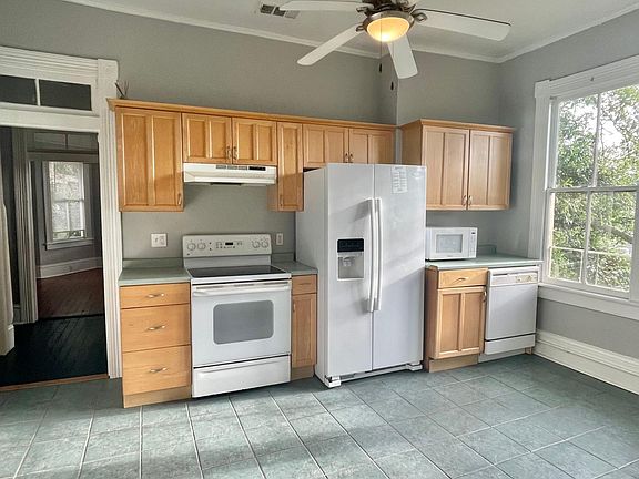 4th image of 411 E 39th St #B