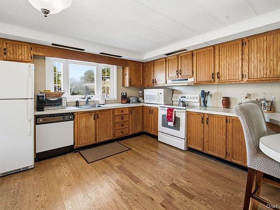 3rd image of 19 Dogwood Lane