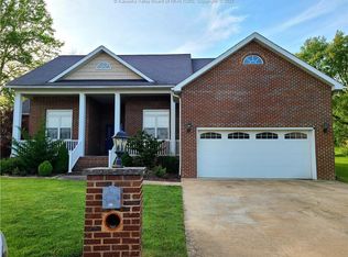 311 Glen Oaks Ct, Hurricane, WV 25526