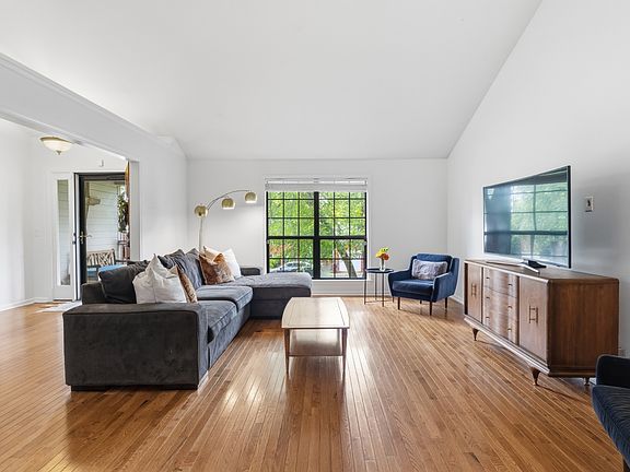 5th image of 105 Oak Holw