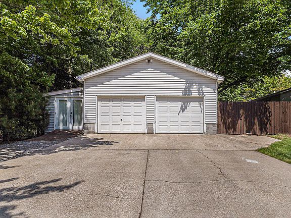3rd image of 1055 N Jebavy Dr