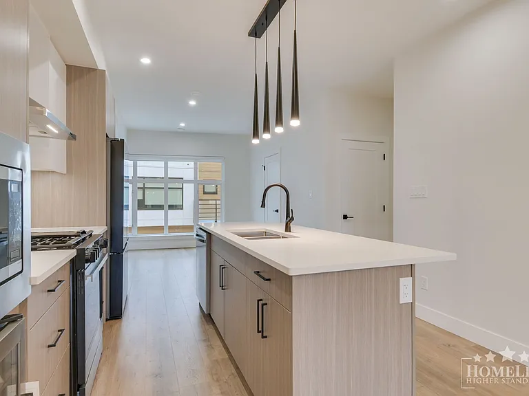 177 175a St #19 — Photo 7