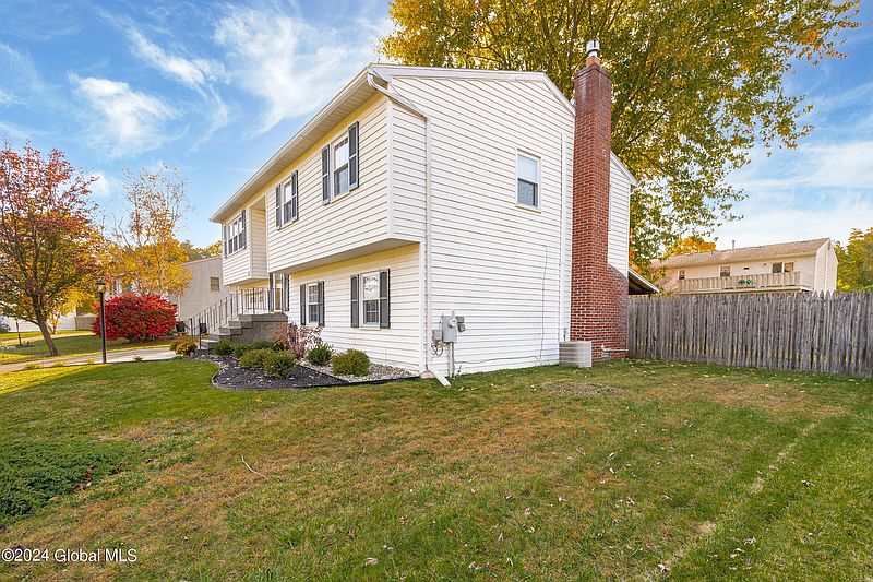 3rd image of 12 Laurel Lane