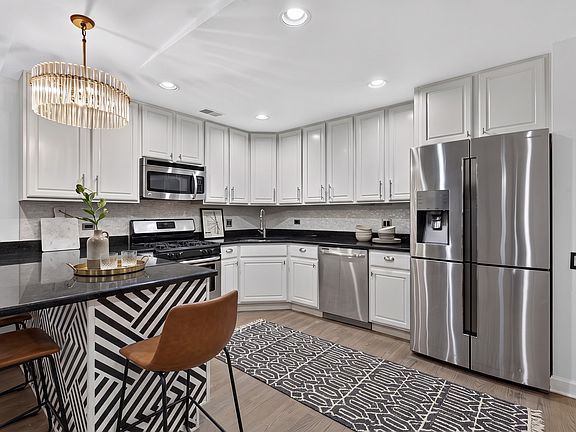 5th image of 2625 N Ashland Ave APT 1A