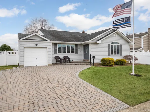 525 Roosevelt Avenue, Massapequa Park, NY 11762