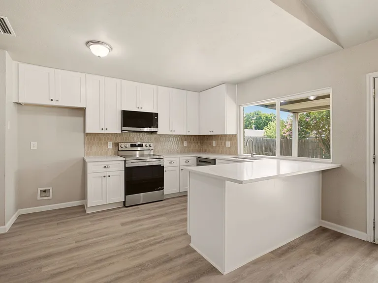 1616 Stockton Trl — Photo 8
