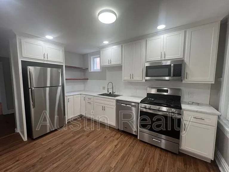 1018 Commodore Dr #A — Photo 2