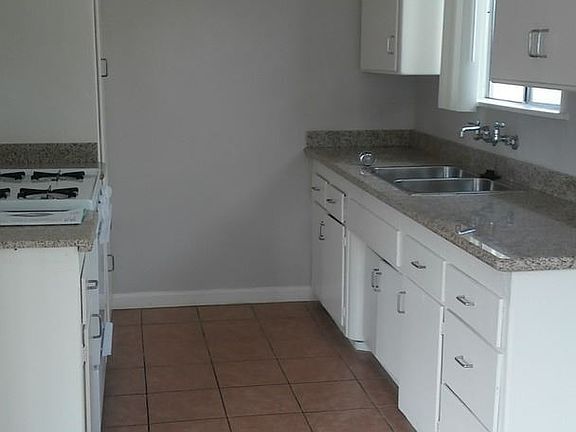4th image of 942 S Flower St APT 12