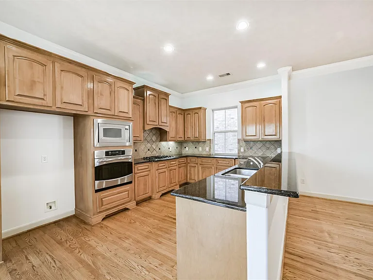 1833 Oakdale St — Photo 15