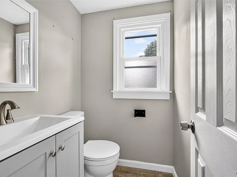 211 Windemere Rd — Photo 20
