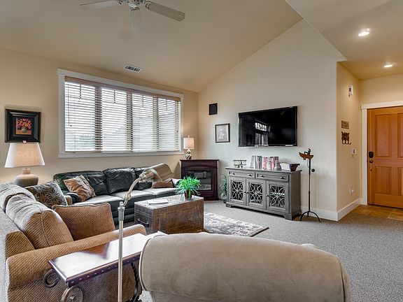 Clean and Light & Bright Enjoyment in Downtown Sisters.