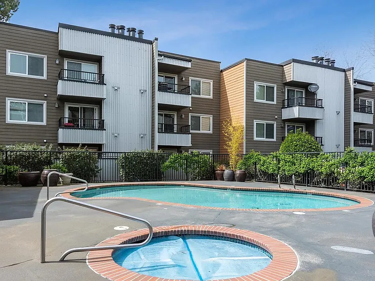 740 Kirkland Cir #E304 — Photo 2