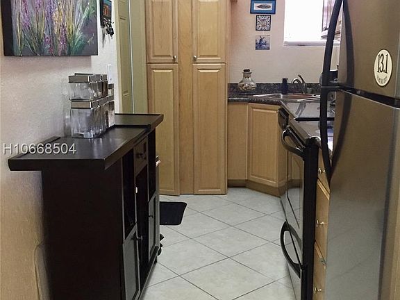 4th image of 403 NE 16th Ave APT 8