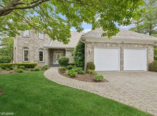 208 Carriage Hill Cir, Libertyville, IL 60048