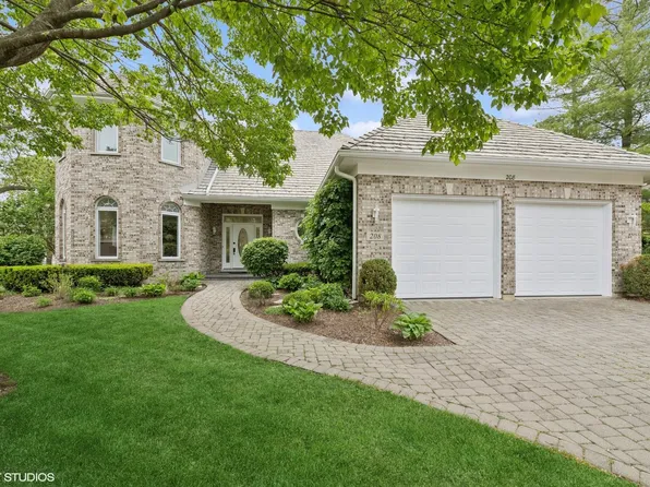 208 Carriage Hill Cir, Libertyville, IL 60048