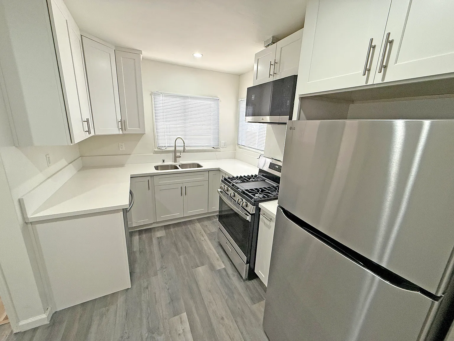 10802 Morrison St — Photo 2