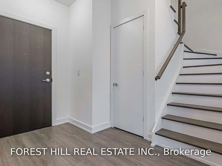 6 Parkwood Ave #Townhouse 102 — Photo 5