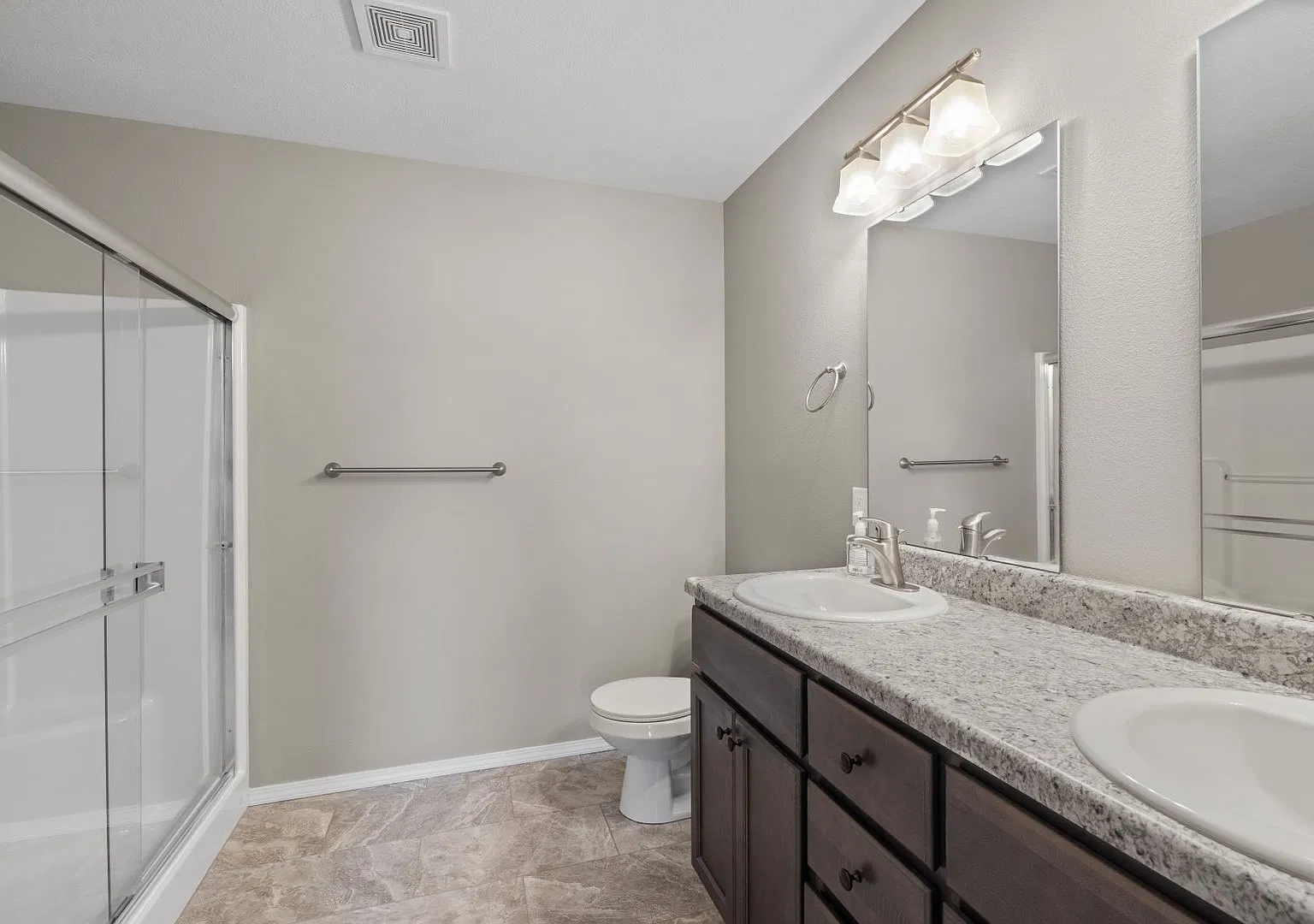4 Bedroom Home in Springfield, Missouri — Photo 2