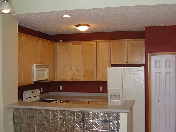 Kitchen - Corian countertops