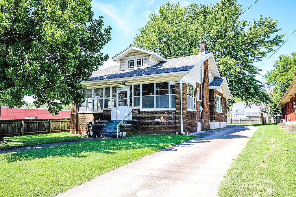 Updated 5 Bedroom for Pre-Lease NOW! Huge Backyard and walking distance to MSU and downtown! — Photo 1