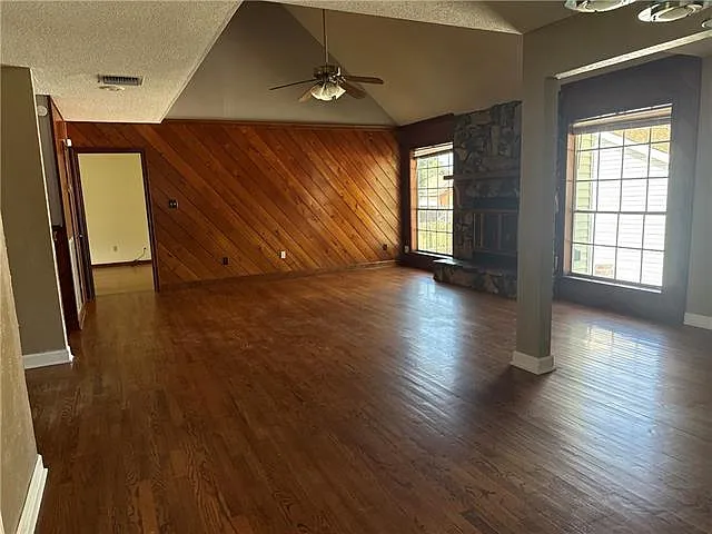 3 bed, 2.5 bath, 1725 sqft, $2,095 — Photo 3